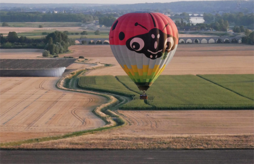 Voler en montgolfière pour découvrir le val entre Blois et Chambord. Convivialité du voyage doux pour prendre le temps de la découverte.