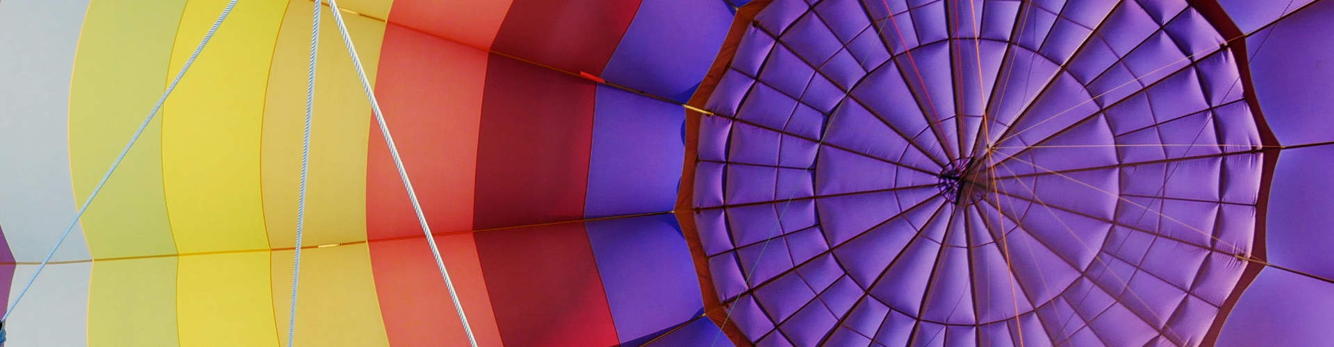 Une montgolfière aux couleurs chatoyantes