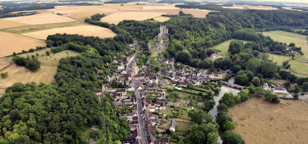 Lavardin, un des plus beaux villages de France. Le donjon du XIIème siècle domine la vallée du Loir.