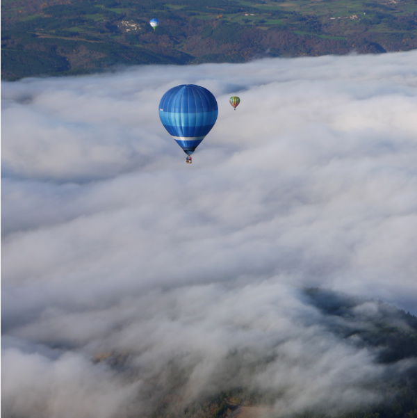Brumes matinales des vols en montgolfière du matin.